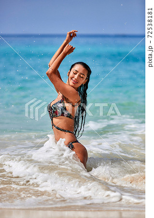 Sexy girl enjoy at the tropical beach inの写真素材 [72538181