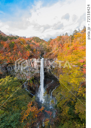 【華厳の滝の紅葉】 72538424