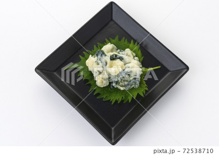 皿に乗ったうまい野沢菜わさび 72538710