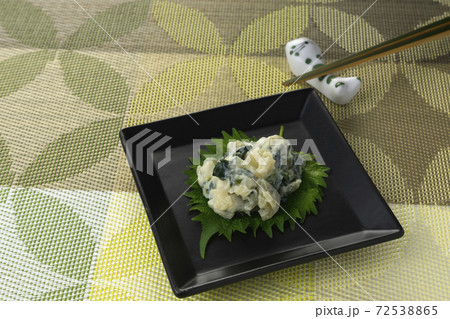 皿に乗ったうまい野沢菜わさび 72538865