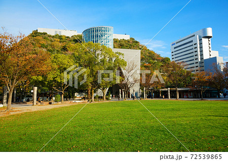 アクロス福岡と天神中央公園 72539865