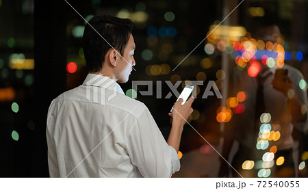 オフィスで夜遅くまで残業をするビジネスマン 72540055
