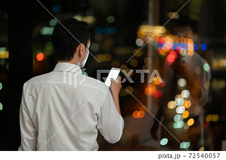 オフィスで夜遅くまで残業をするビジネスマン 72540057