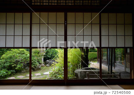 遠山記念館、旧遠山家住宅室内から庭園を望む 72540500