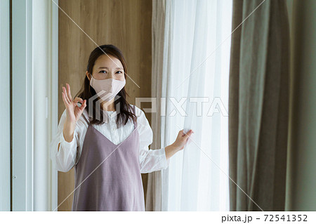 自宅で空気の入れ替えをする女性 72541352