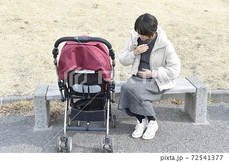 つわりに苦しむ妊婦　女性　人物　屋外 72541377
