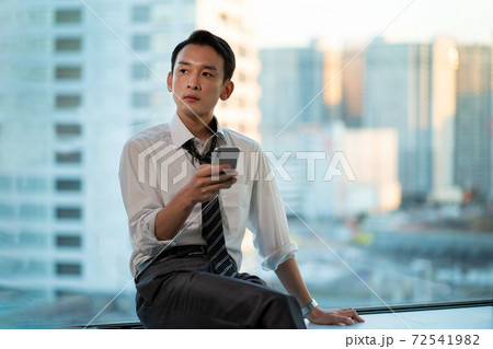 徹夜明けのビジネスマン 72541982