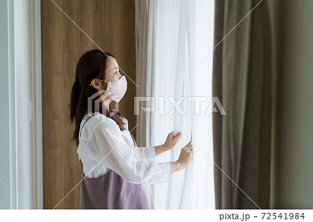 換気をする女性 換気をする女性 72541984