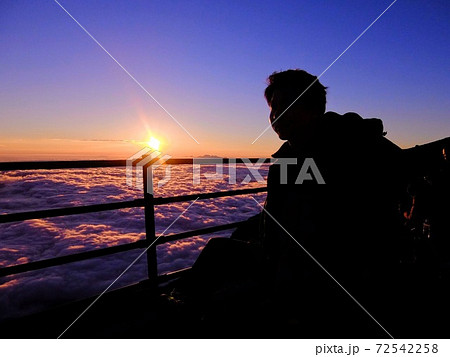 富士山八合目で朝日を見る男性 富士山八合目で朝日を見る男性 72542258