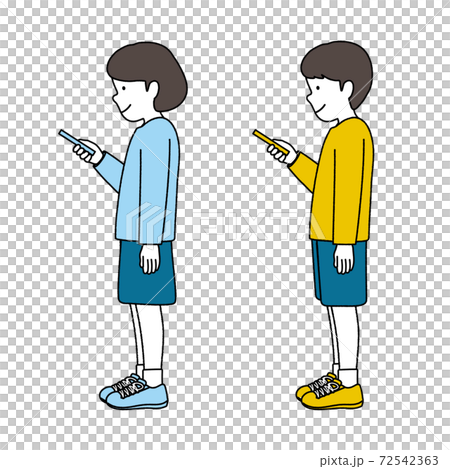 スマホを持つ少女少年イラスト スマホを持つ少女少年イラスト 72542363