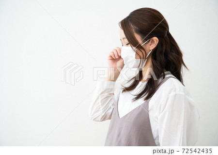 マスクをつけた女性　横顔 72542435