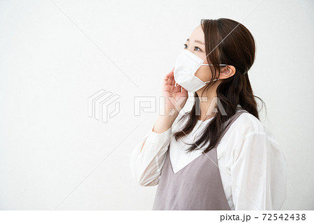 マスクをつけた女性 横顔 マスクをつけた女性 横顔 72542438