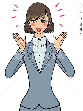 両手を顔に近づけながら喜んでいるスーツの女性 72542503