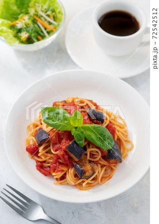 ナスとトマトのパスタ 72542512