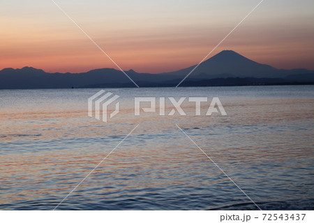 海岸から見た富士山と夕日 72543437