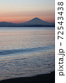 海岸から見た富士山と夕日 72543438