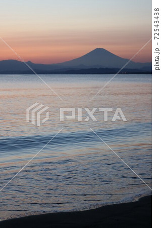 海岸から見た富士山と夕日 72543438