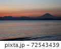 海岸から見た富士山と夕日 72543439