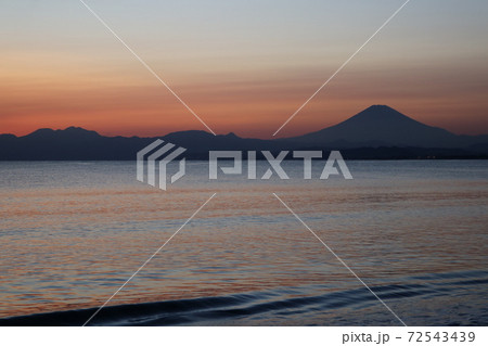 海岸から見た富士山と夕日 72543439