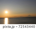 海岸から見た富士山と夕日 72543440