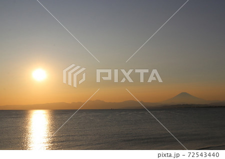 海岸から見た富士山と夕日 72543440