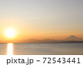 海岸から見た富士山と夕日 72543441