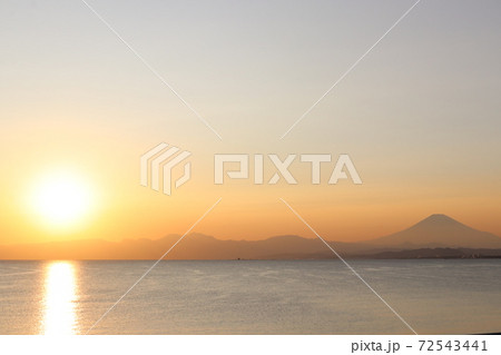 海岸から見た富士山と夕日 72543441