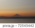 海岸から見た富士山と夕日 72543442