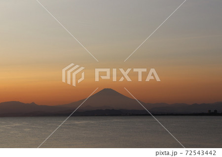 海岸から見た富士山と夕日 72543442