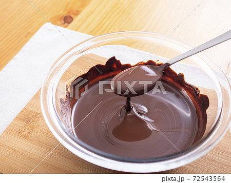 チョコレートのテンパリング 72543564
