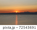 夕日の中でSUPをする人 72543691