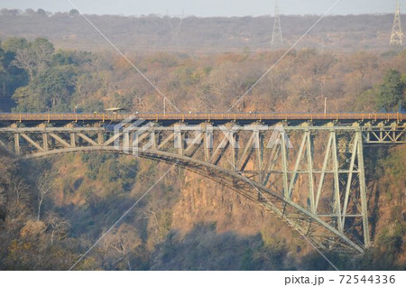 ザンベジ川に架かるビクトリアフォールズ大橋 72544336