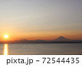 海の上で富士山と並んだ夕日 72544435