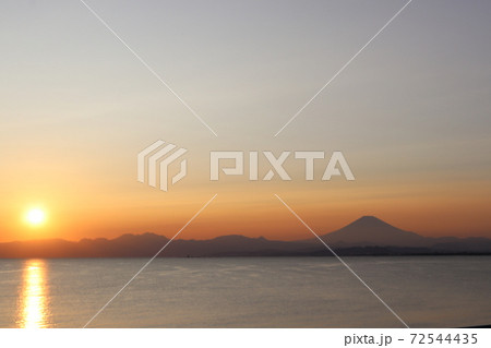 海の上で富士山と並んだ夕日 72544435