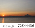 海の上で富士山と並んだ夕日 72544436