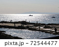 海岸で魚釣り・磯遊びをする人々 72544477