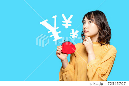 財布を持つ女性 財布を持つ女性 72545707