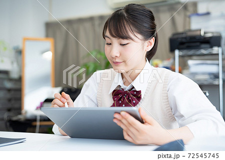 タブレットを使う女子高生 72545745