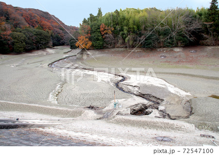 枯渇したダム湖 72547100