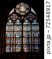自然の光が当たり鮮やかに映し出されたノートルダム大聖堂のステンドグラス 72548917
