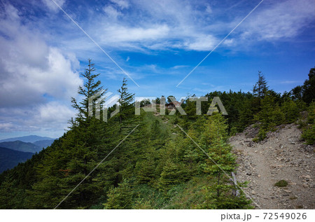 雲取山山頂を望む 72549026
