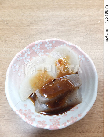 家庭の大根とこんにゃくの味噌田楽 72549978