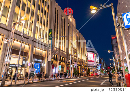 《東京都》新宿歩行者天国・夜の繁華街 《東京都》新宿歩行者天国・夜の繁華街 72550314
