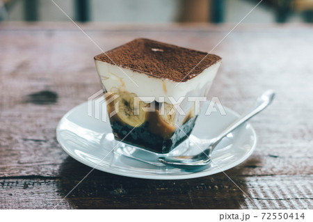 Close up view of Banoffee pie on the plate with wooden table. 72550414