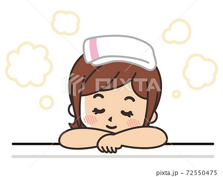 お風呂に入浴する女性 72550475