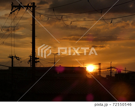 町並みの向こうに沈む秋の夕暮れ 72550546