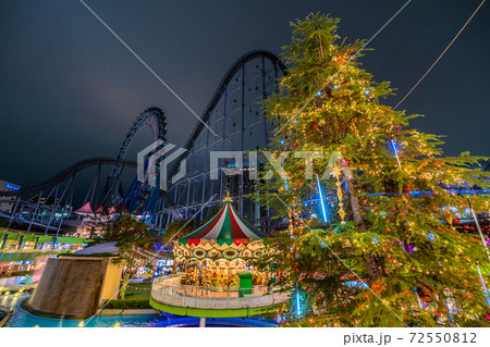 日本の東京都市景観 東京ドームシティのクリスマスツリーなどを望む 日本の東京都市景観 東京ドームシティのクリスマスツリーなどを望む 72550812