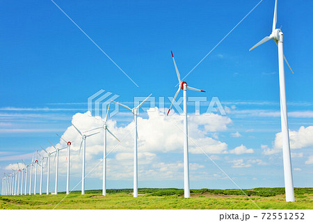 北海道 夏の青空とオトンルイ風力発電 北海道 夏の青空とオトンルイ風力発電 72551252