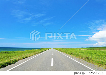 北海道　夏の青空とオロロンライン 72551253