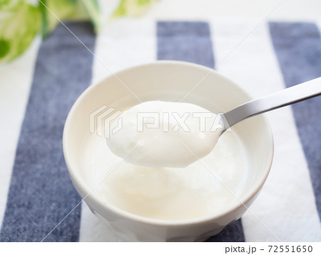 ヨーグルトをスプーンですくう 72551650